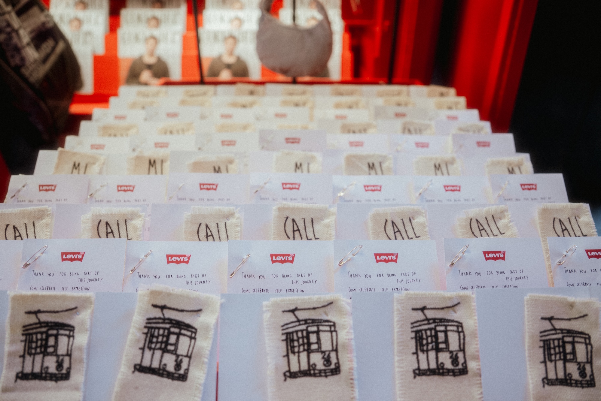 Un'illustrazione divisa in due: le patch Levi's tra edicola e store