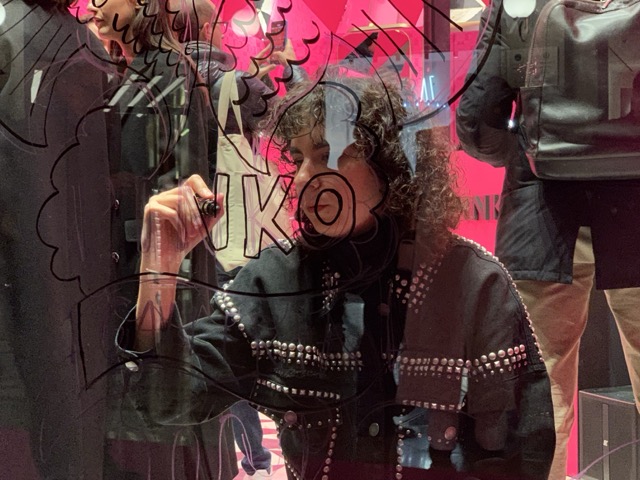 La vetrina come tela: Pinko apre in Galleria Vittorio Emanuele — 1