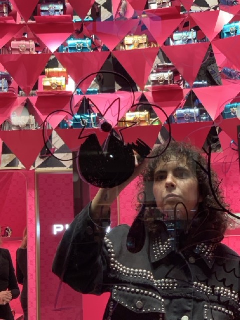 La vetrina come tela: Pinko apre in Galleria Vittorio Emanuele — 2