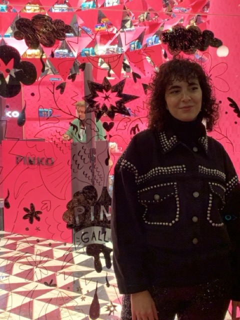 La vetrina come tela: Pinko apre in Galleria Vittorio Emanuele — 3