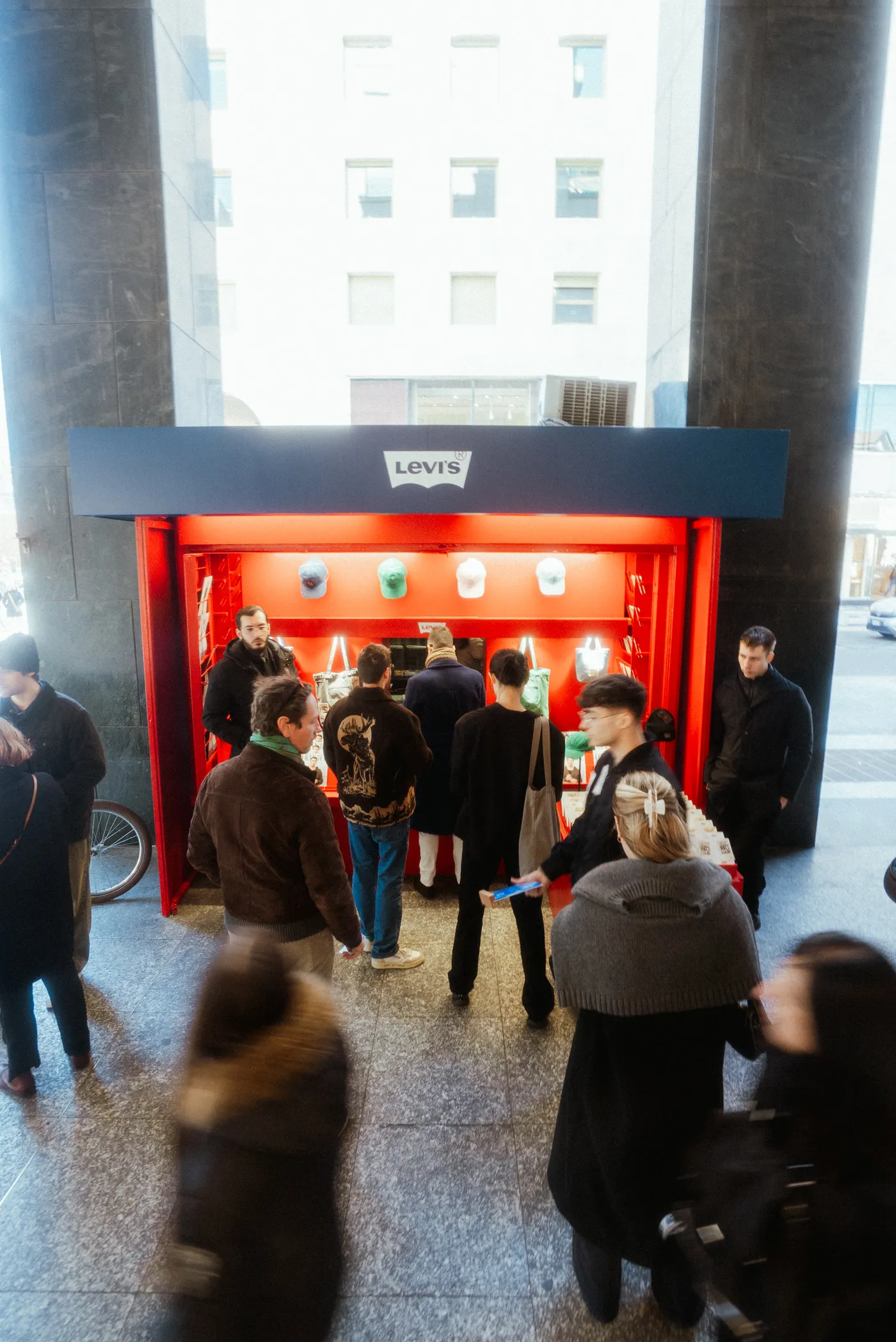 Un'illustrazione divisa in due: le patch Levi's tra edicola e store — 5