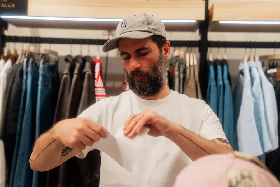 Un'illustrazione divisa in due: le patch Levi's tra edicola e store — 2