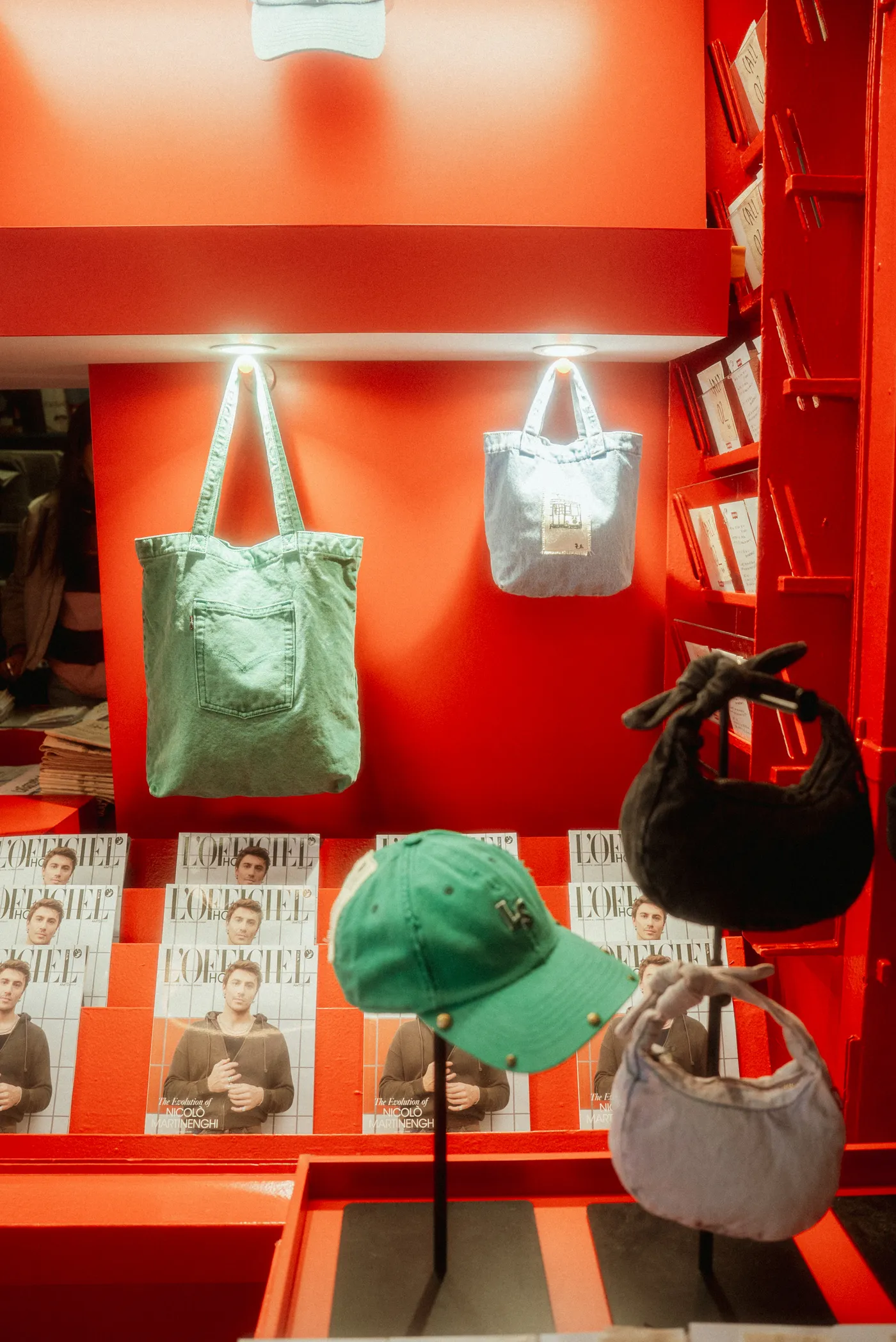 Un'illustrazione divisa in due: le patch Levi's tra edicola e store — 1