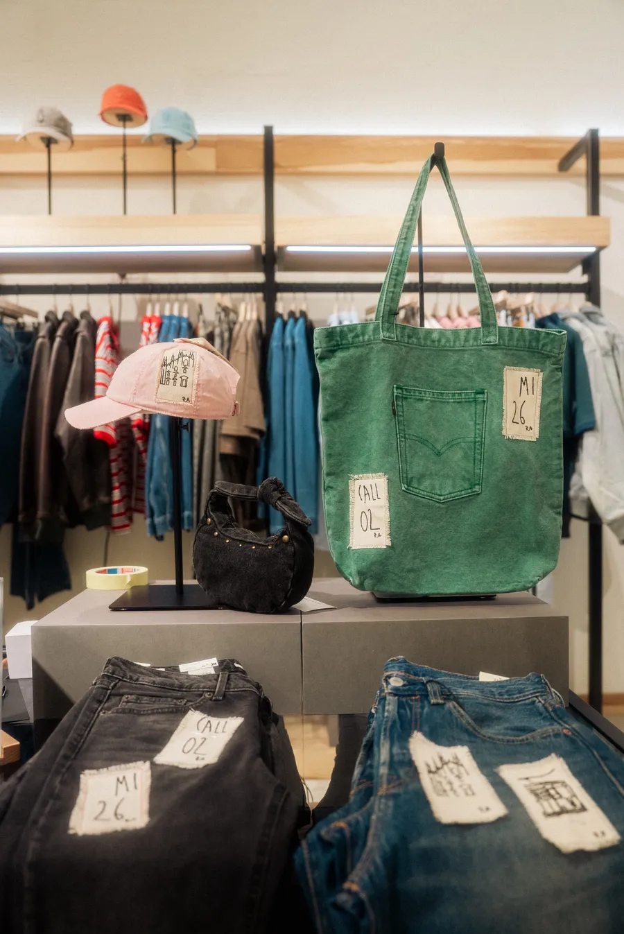 Un'illustrazione divisa in due: le patch Levi's tra edicola e store — 3