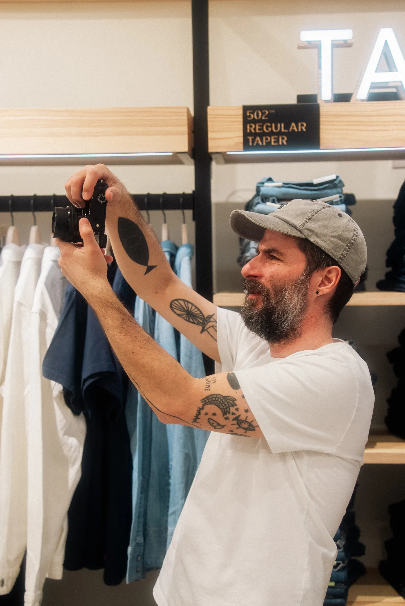 Un'illustrazione divisa in due: le patch Levi's tra edicola e store — 4