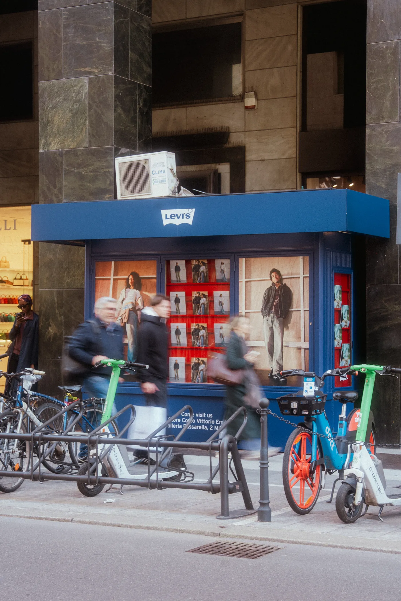 Un'illustrazione divisa in due: le patch Levi's tra edicola e store — 6