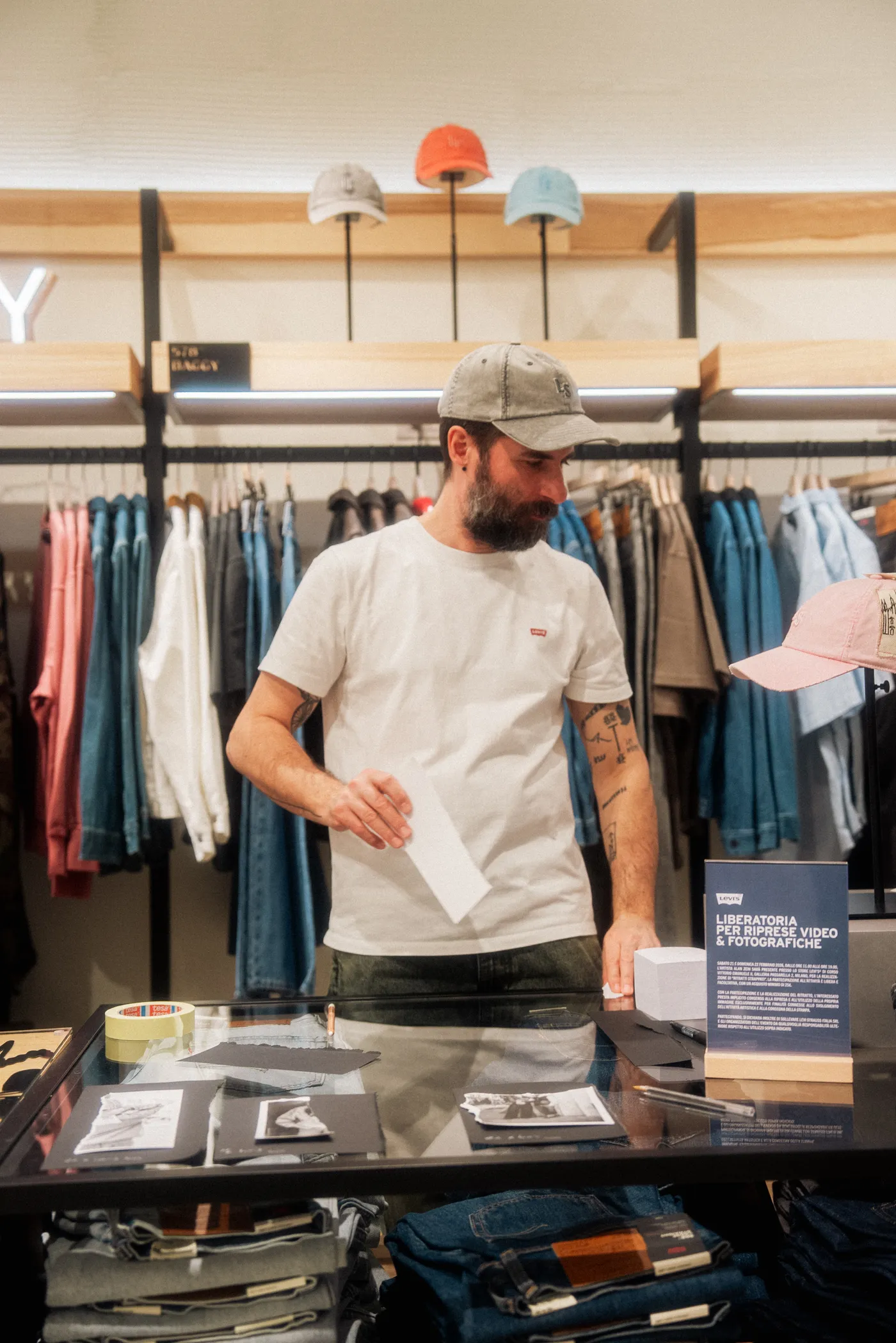 Un'illustrazione divisa in due: le patch Levi's tra edicola e store — 7
