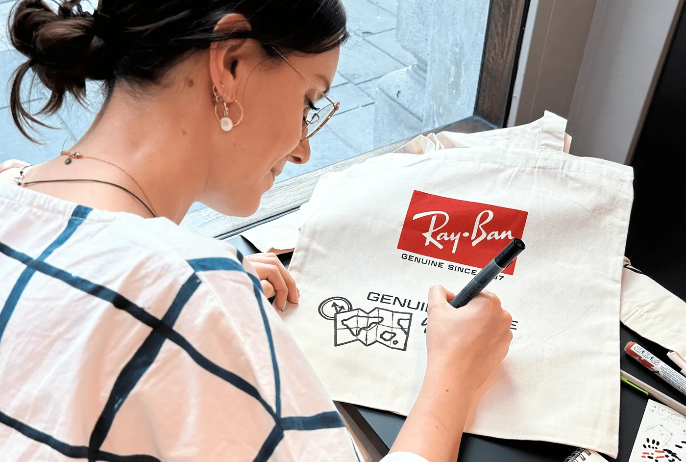 Occhiali comprati, borse dipinte: il tour di live painting Ray-Ban