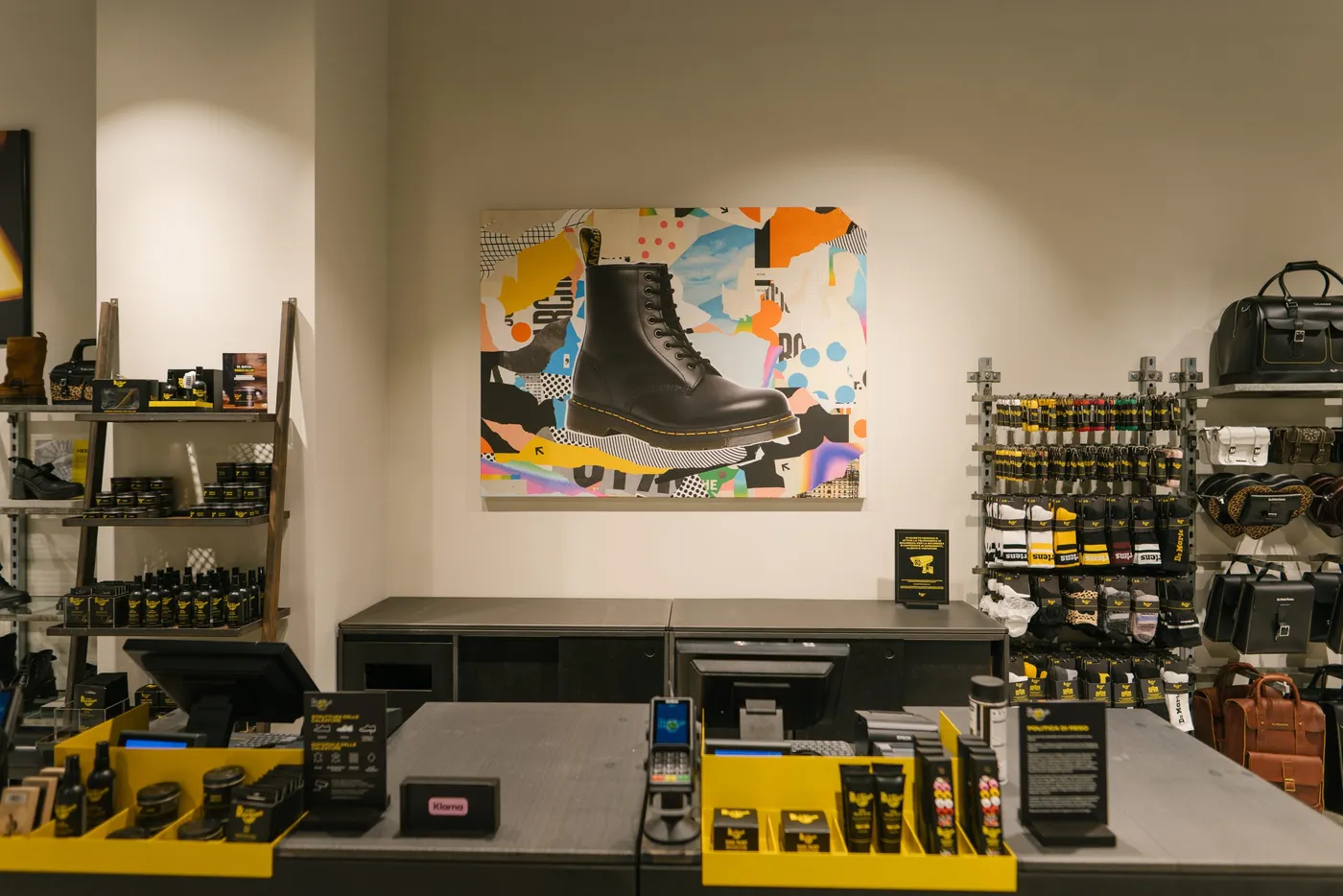 Lo store Dr. Martens si trasforma in tela d'autore — 1