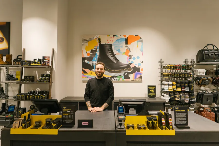 Lo store Dr. Martens si trasforma in tela d'autore — 3