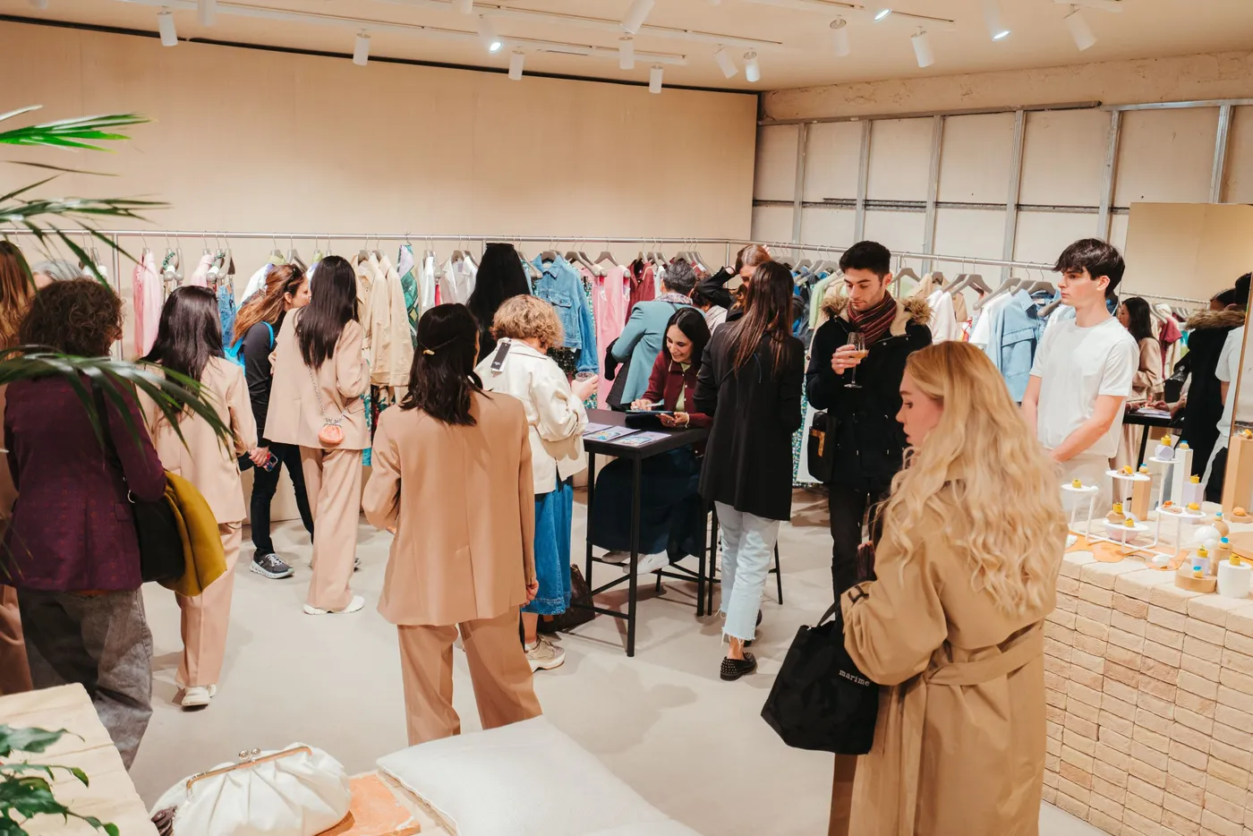 In valigia c'è l'illustrazione: il viaggio di Weekend Max Mara — 14