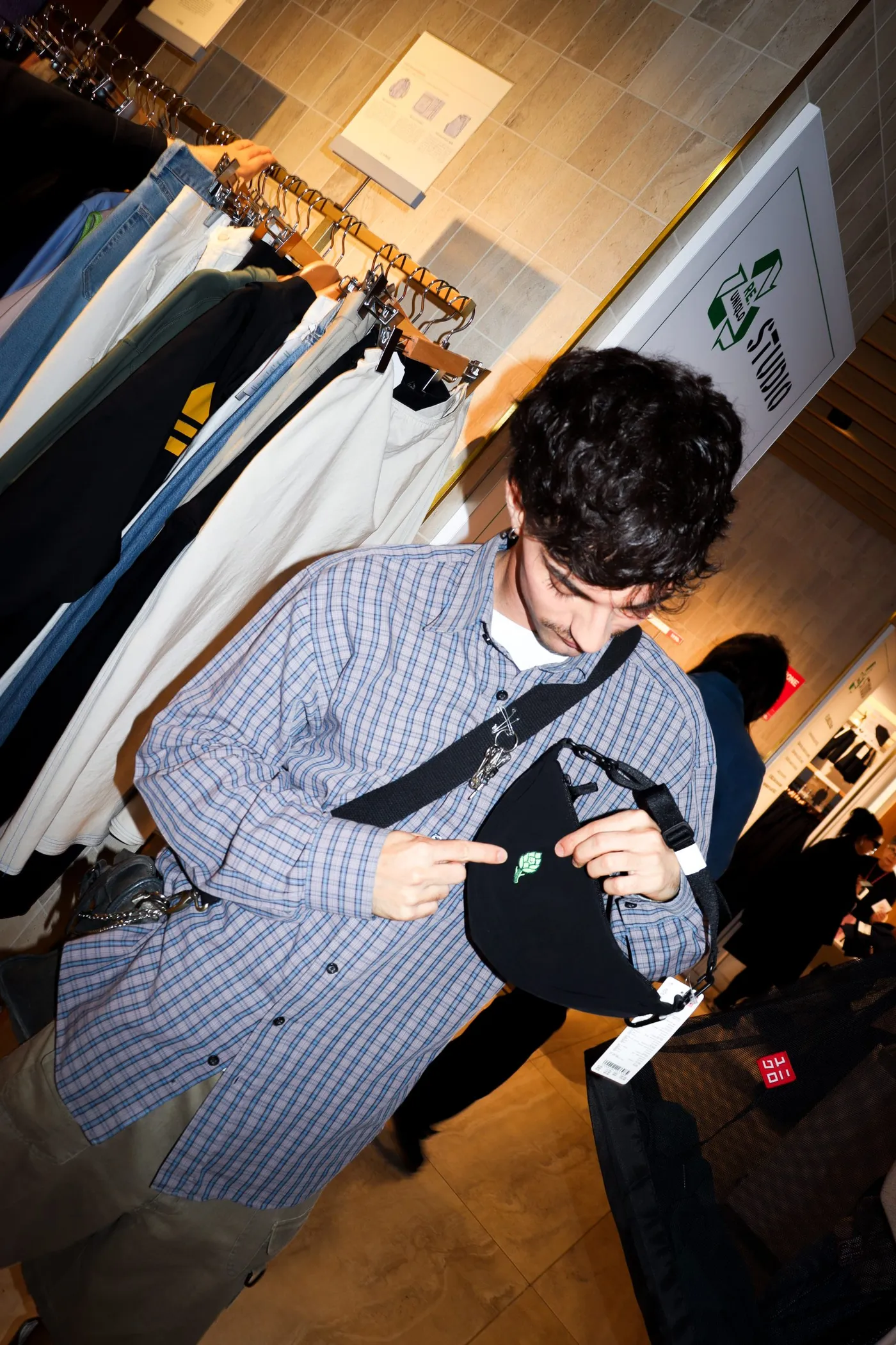 Uniqlo incontra il segno di Pollaz, tra global e local — 20