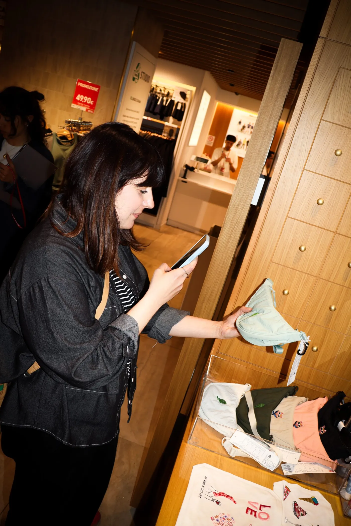 Uniqlo incontra il segno di Pollaz, tra global e local — 11